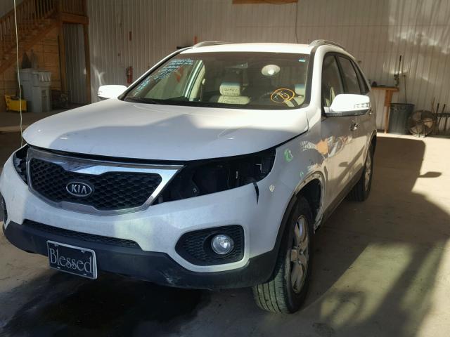 5XYKT3A68CG300372 - 2012 KIA SORENTO BA WHITE photo 2