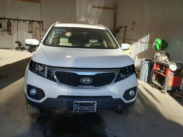 5XYKT3A68CG300372 - 2012 KIA SORENTO BA WHITE photo 9