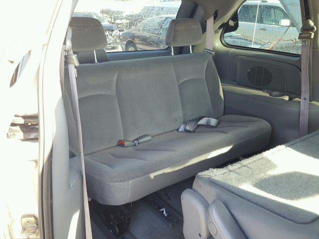 1C8GP45R04B575054 - 2004 CHRYSLER TOWN & COU SILVER photo 9