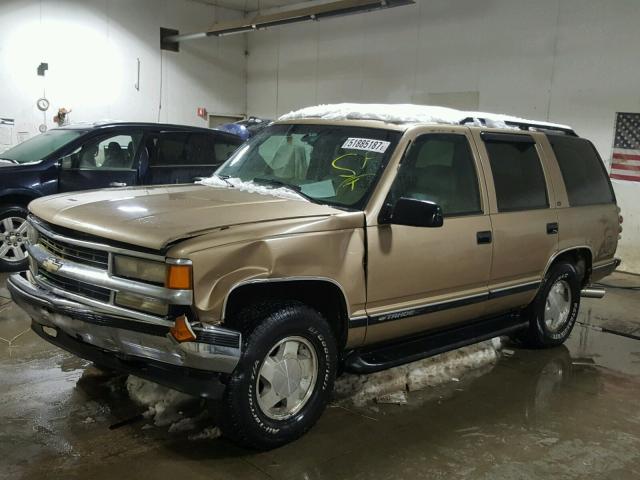 1GNEK13R8XJ480185 - 1999 CHEVROLET TAHOE K150 TAN photo 2