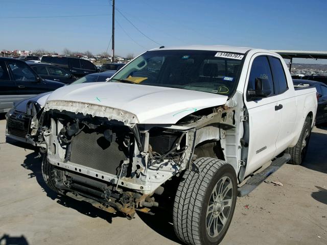 5TFRM5F19DX065077 - 2013 TOYOTA TUNDRA DOU WHITE photo 2