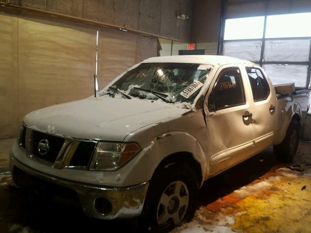 1N6AD09U57C404688 - 2007 NISSAN FRONTIER C WHITE photo 2