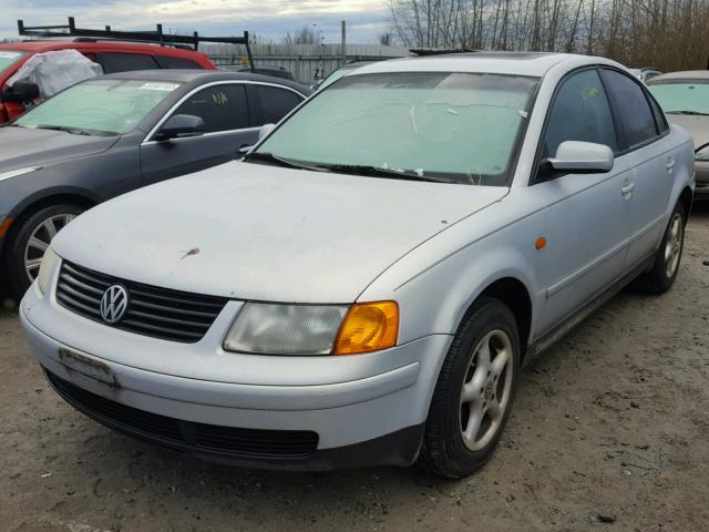 WVWMA63B0WE252230 - 1998 VOLKSWAGEN PASSAT GLS SILVER photo 2
