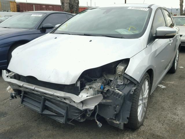 1FAHP3M23CL368063 - 2012 FORD FOCUS SEL SILVER photo 2