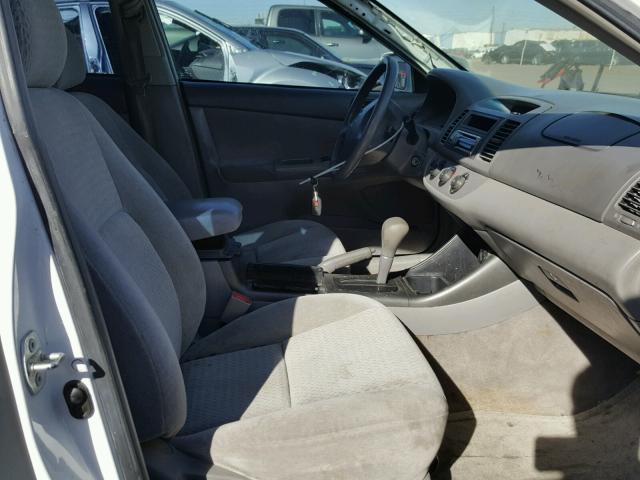 4T1BE32K72U575293 - 2002 TOYOTA CAMRY LE WHITE photo 5