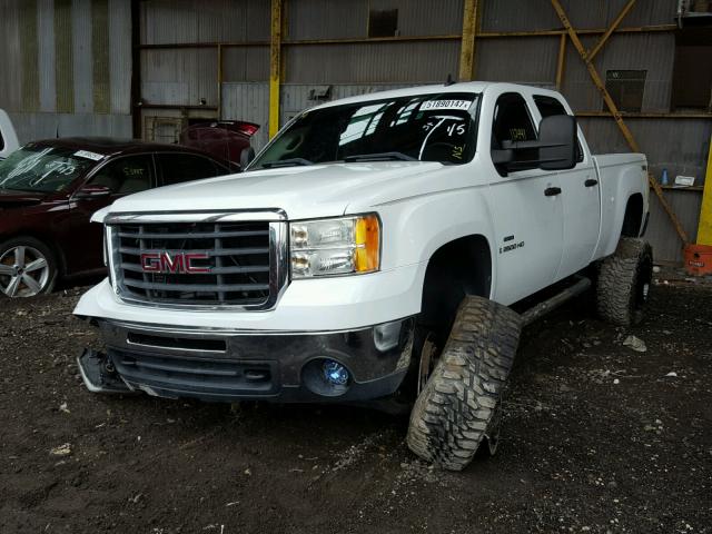 1GTHK536X9F139055 - 2009 GMC SIERRA K25 WHITE photo 2