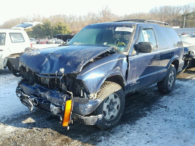 1GNCT18WX2K170481 - 2002 CHEVROLET BLAZER BLUE photo 2