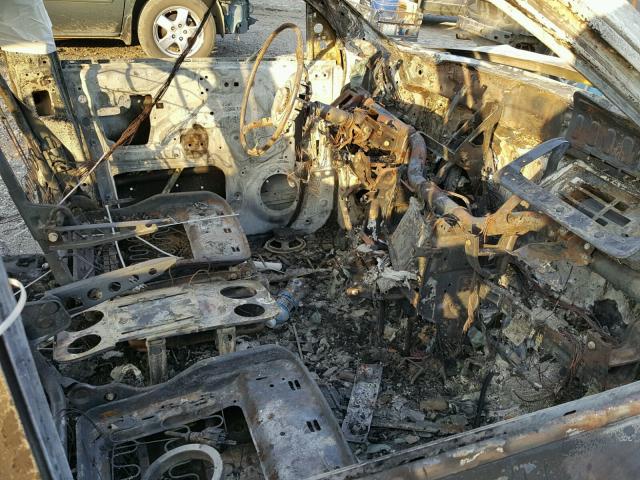 KNDUP132756728886 - 2005 KIA SEDONA EX BURN photo 5