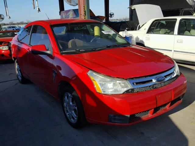 1FAHP33N88W142229 - 2008 FORD FOCUS SE RED photo 1