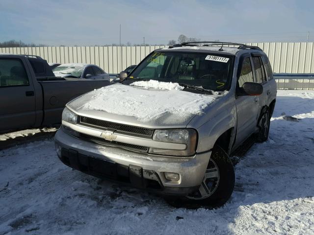 1GNDT13S352260262 - 2005 CHEVROLET TRAILBLAZE SILVER photo 2