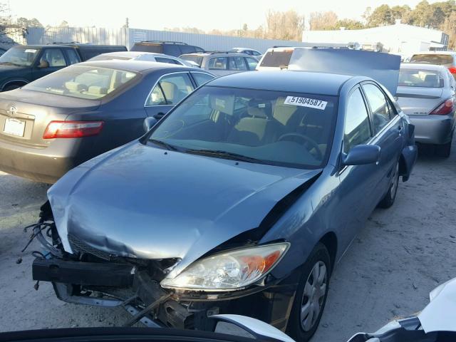 4T1BE32K82U524210 - 2002 TOYOTA CAMRY LE BLUE photo 2