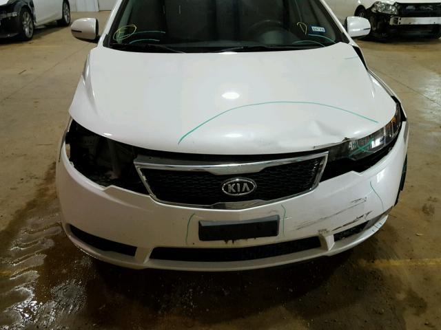 KNAFU4A28B5461312 - 2011 KIA FORTE EX WHITE photo 9