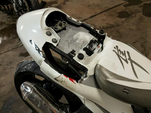 JS1GW71A262108706 - 2006 SUZUKI GSX1300 R WHITE photo 9