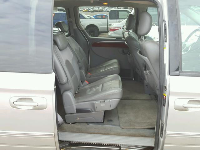 2C8GP64L25R365275 - 2005 CHRYSLER TOWN & COU SILVER photo 6