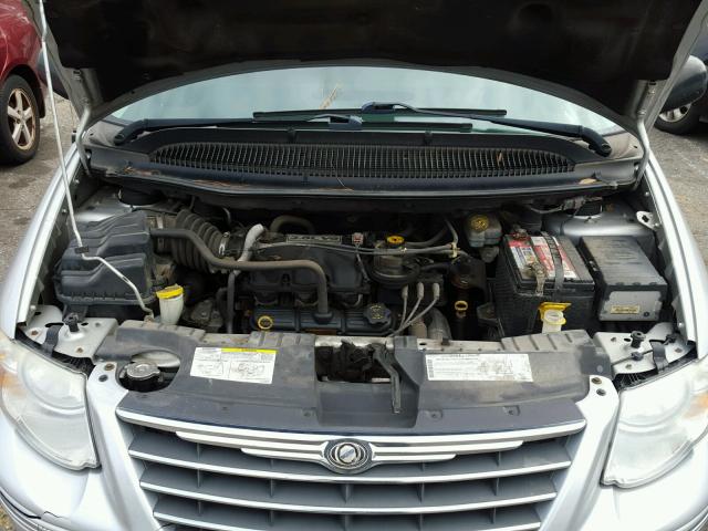 2C8GP64L25R365275 - 2005 CHRYSLER TOWN & COU SILVER photo 7