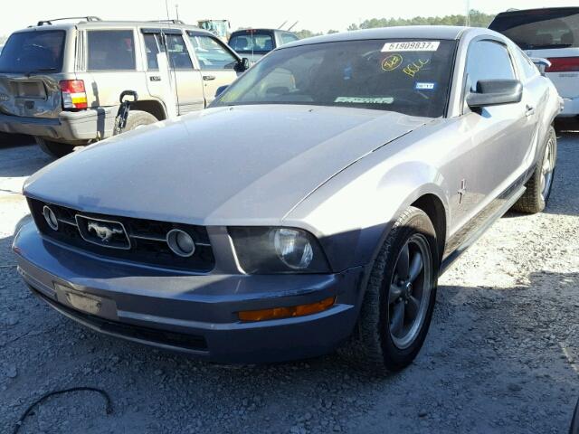 1ZVFT80N065110941 - 2006 FORD MUSTANG GRAY photo 2