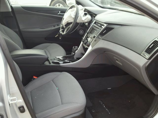 5NPEB4AC0EH924724 - 2014 HYUNDAI SONATA GLS SILVER photo 5