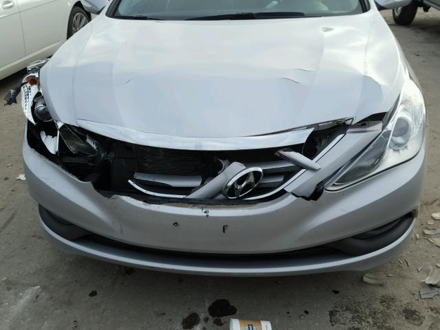 5NPEB4AC0EH924724 - 2014 HYUNDAI SONATA GLS SILVER photo 9