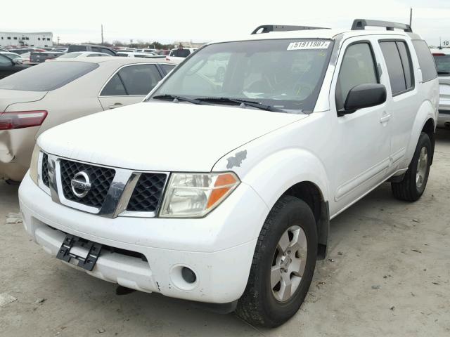 5N1AR18U96C676909 - 2006 NISSAN PATHFINDER WHITE photo 2