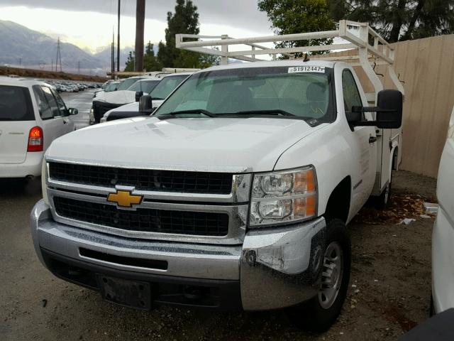 1GBHC24K58E193587 - 2008 CHEVROLET SILVERADO WHITE photo 2