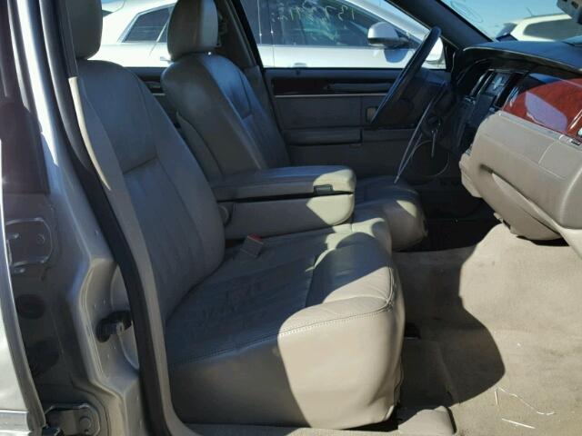 1LNHM81W25Y645925 - 2005 LINCOLN TOWN CAR S GRAY photo 5