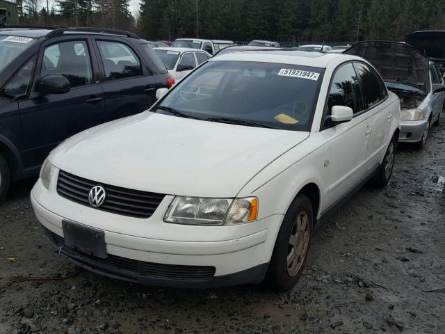 WVWMA23B1YP118195 - 2000 VOLKSWAGEN PASSAT GLS WHITE photo 2