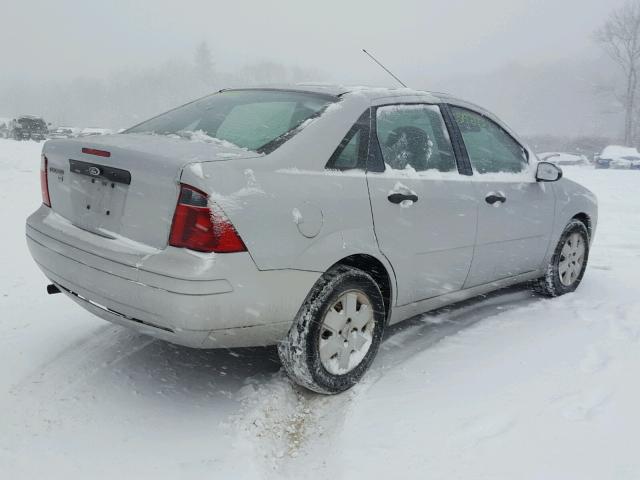 1FAHP34N37W334722 - 2007 FORD FOCUS ZX4 SILVER photo 4