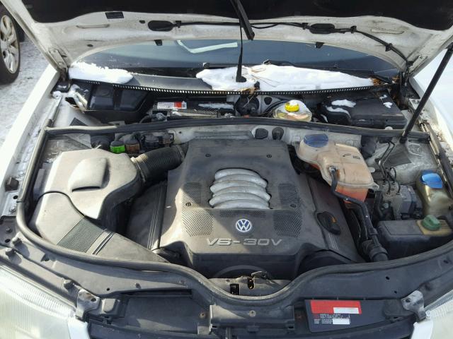 WVWVD23B5YE268673 - 2000 VOLKSWAGEN PASSAT GLX WHITE photo 7