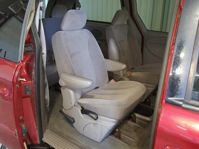 2C4GP343X2R555787 - 2002 CHRYSLER TOWN & COU RED photo 6