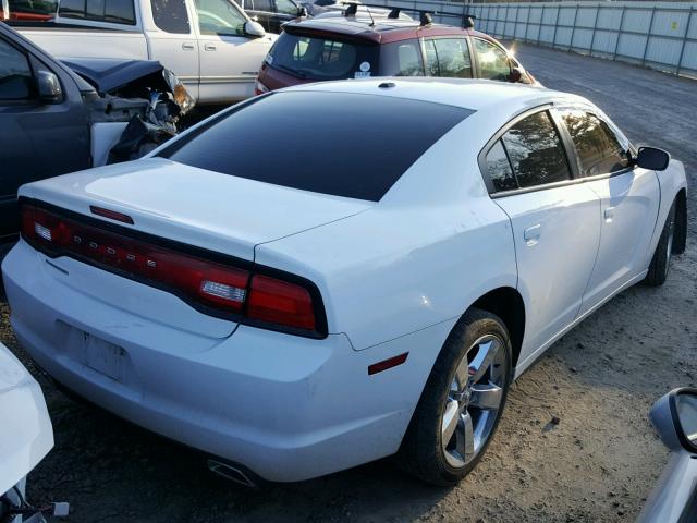 2B3CL3CG6BH575976 - 2011 DODGE CHARGER WHITE photo 4