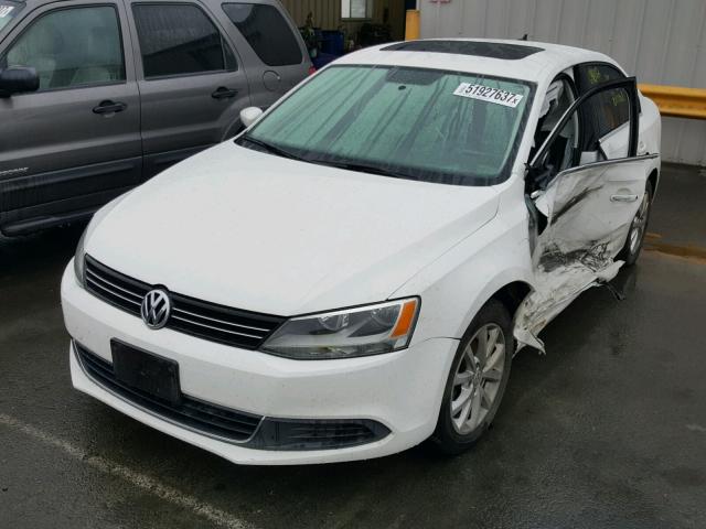 3VWDP7AJ9DM292065 - 2013 VOLKSWAGEN JETTA SE WHITE photo 2