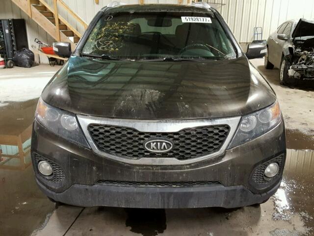 5XYKT3A21BG117083 - 2011 KIA SORENTO BA BROWN photo 9