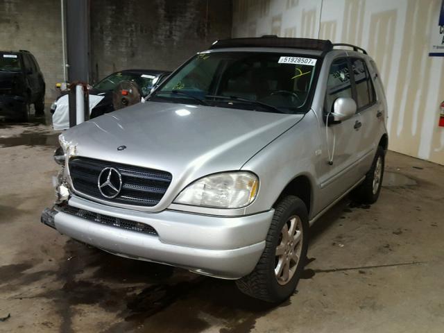 4JGAB72E4XA063876 - 1999 MERCEDES-BENZ ML 430 银色 照片 2