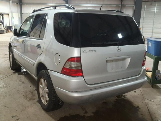4JGAB72E4XA063876 - 1999 MERCEDES-BENZ ML 430 银色 照片 3