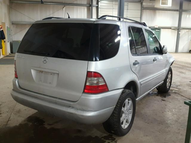 4JGAB72E4XA063876 - 1999 MERCEDES-BENZ ML 430 银色 照片 4