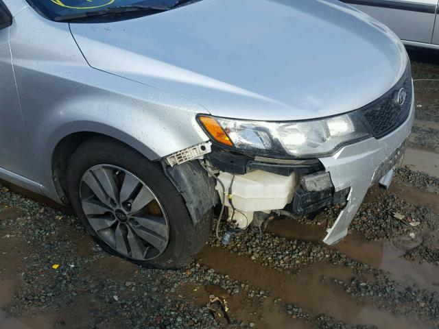 KNAFU6A27D5671818 - 2013 KIA FORTE EX SILVER photo 9