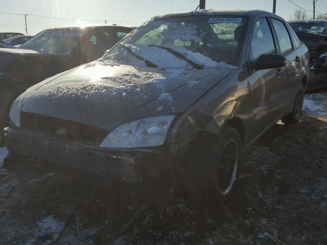 1FAFP34N25W174935 - 2005 FORD FOCUS ZX4 GRAY photo 2