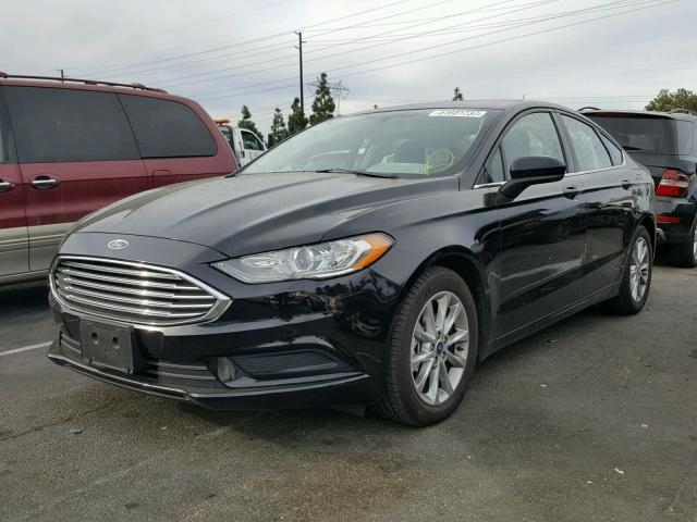 3FA6P0HD1HR276749 - 2017 FORD FUSION SE BLACK photo 2