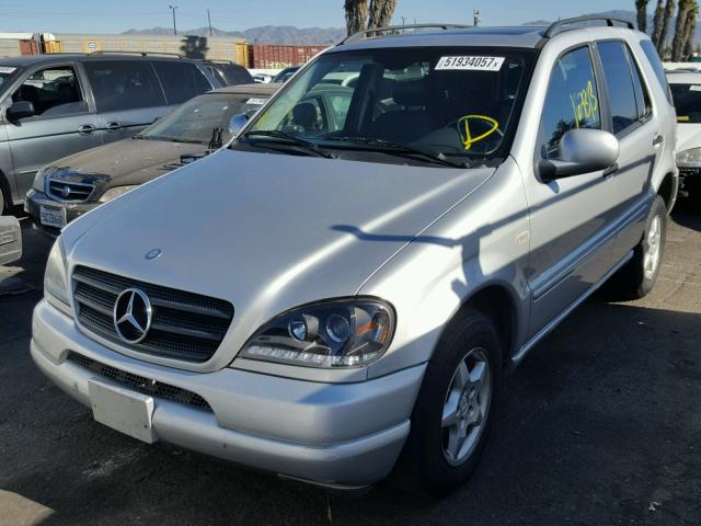 4JGAB54E51A276912 - 2001 MERCEDES-BENZ ML 320 SILVER photo 2