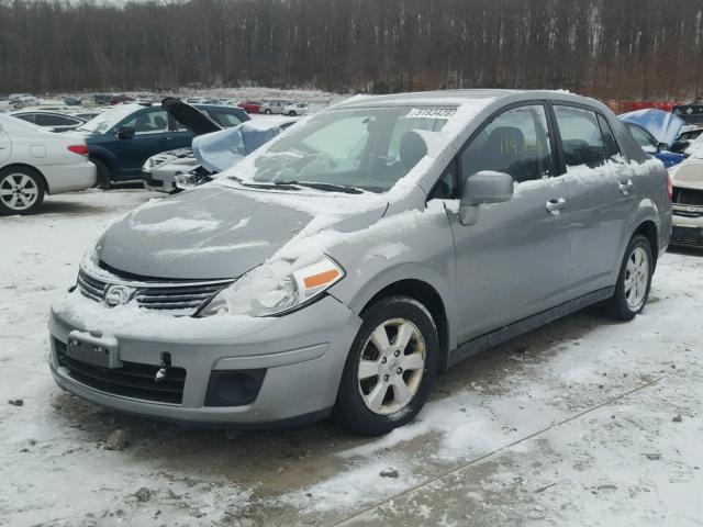 3N1BC11E48L379974 - 2008 NISSAN VERSA S GRAY photo 2