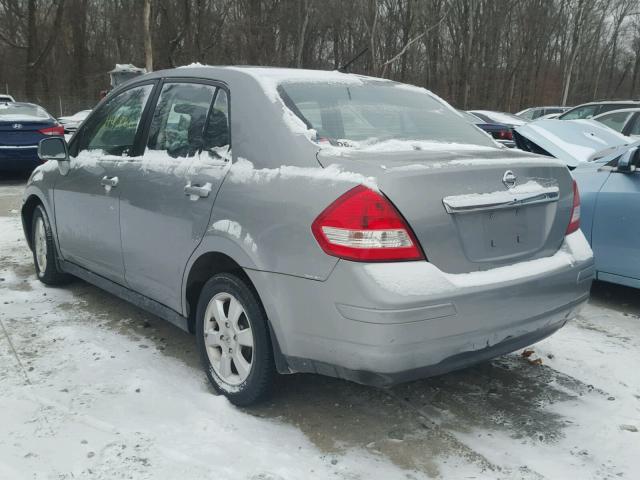 3N1BC11E48L379974 - 2008 NISSAN VERSA S GRAY photo 3