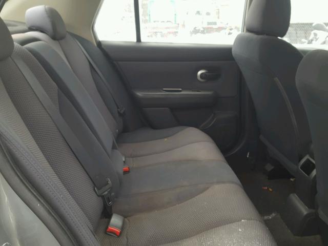 3N1BC11E48L379974 - 2008 NISSAN VERSA S GRAY photo 6