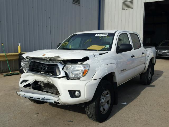 5TFJU4GNXFX082806 - 2015 TOYOTA TACOMA DOU WHITE photo 2