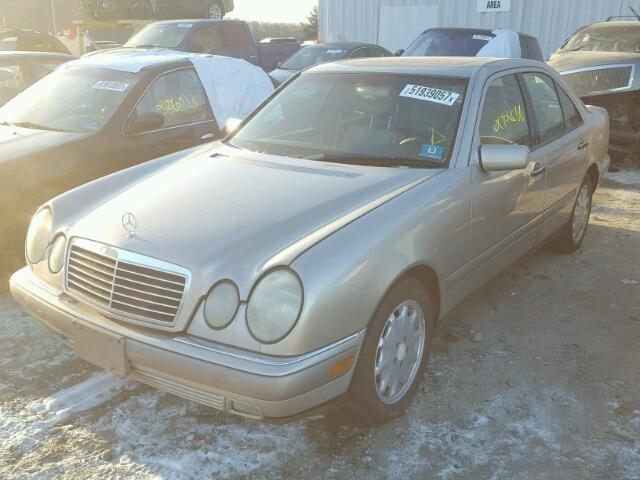 WDBJF55F4VJ026498 - 1997 MERCEDES-BENZ E 320 GOLD photo 2