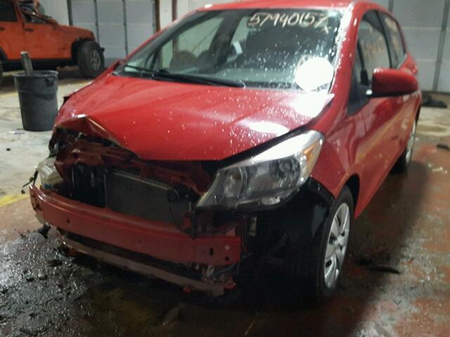 VNKKTUD38EA000719 - 2014 TOYOTA YARIS RED photo 2