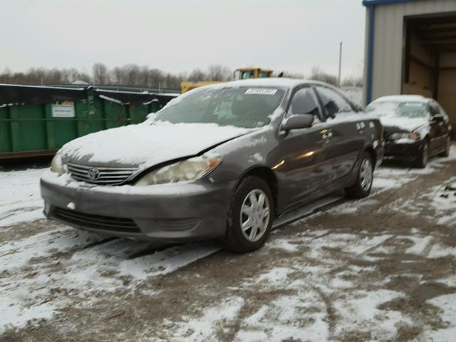 4T1BE32K15U594975 - 2005 TOYOTA CAMRY LE GRAY photo 2