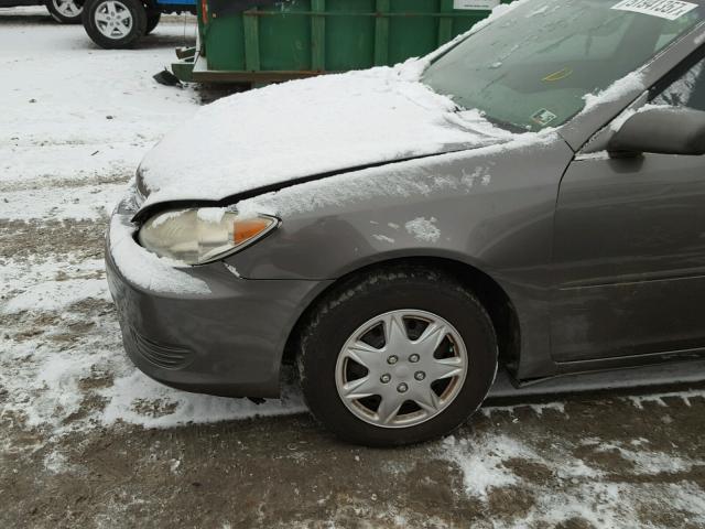 4T1BE32K15U594975 - 2005 TOYOTA CAMRY LE GRAY photo 9