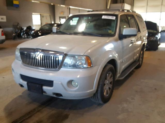 5LMFU28R14LJ38172 - 2004 LINCOLN NAVIGATOR Biały zdjęcie 2