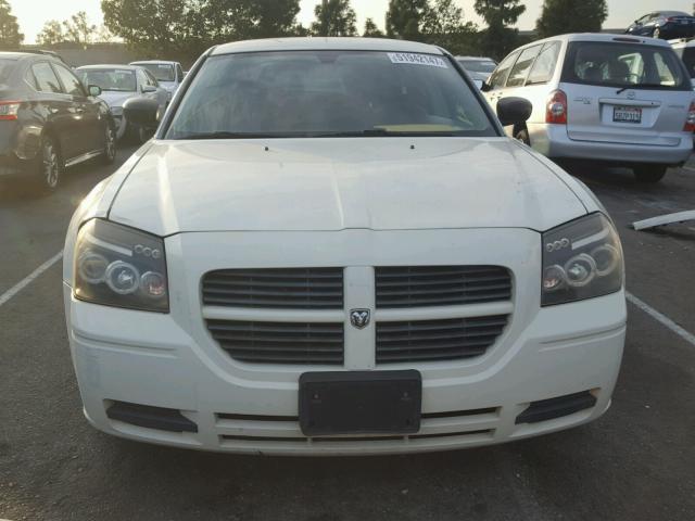 2D4FV48T15H135866 - 2005 DODGE MAGNUM SE WHITE photo 9