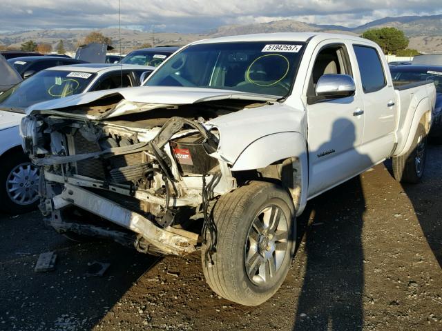 3TMMU4FN0DM053820 - 2013 TOYOTA TACOMA DOU WHITE photo 2